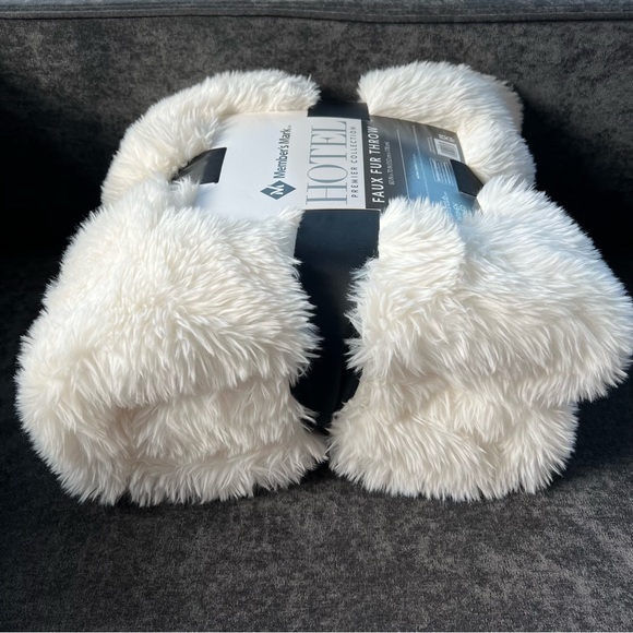 NWT Member's Mark Faux Fur Throw - 60" x 70"- Ivory - Picture 3 of 11